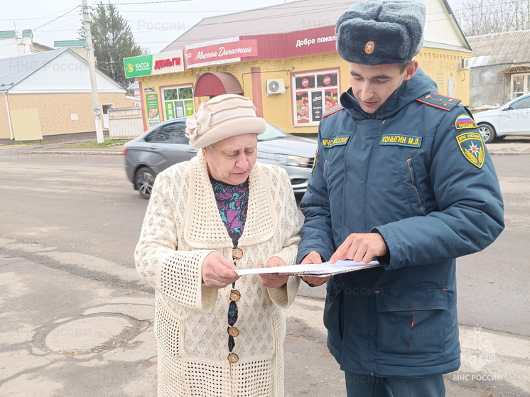 Сотрудники МЧС проводят профилактические рейды в Свердловском районе Орловской области