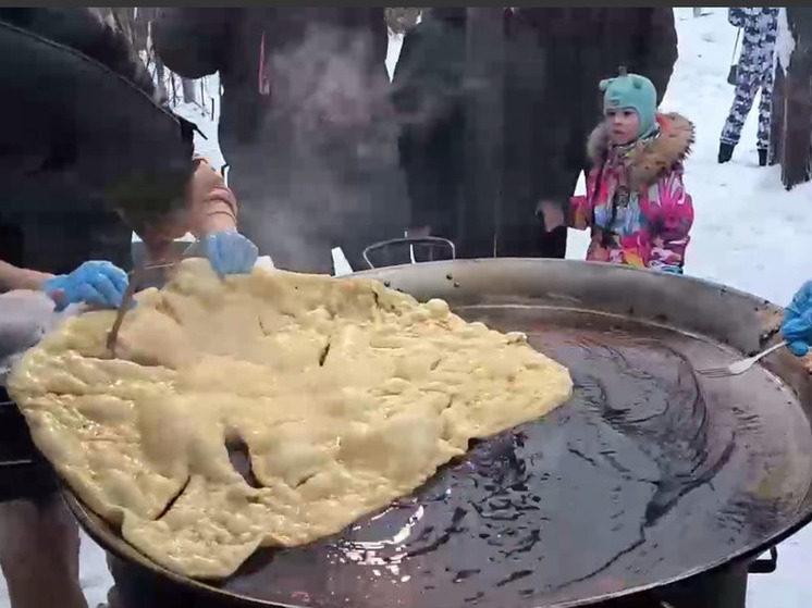 Самую большую лепешку на Ямале испекли в Ноябрьске