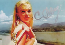 В историю советского кино она вошла не как большинство кинозвезд той скромной эпохи — а с шикарной фигурой в раздельном купальнике