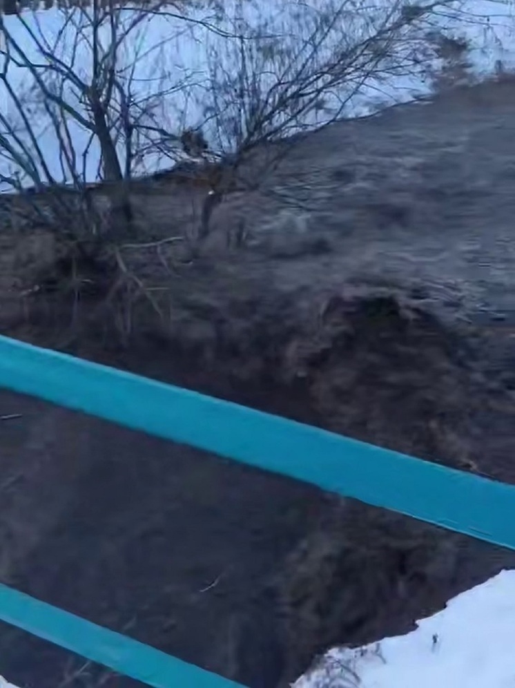 В селе Бурятии прорвало дамбу у пешеходного моста