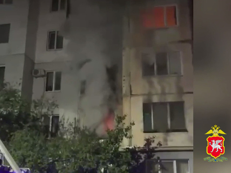 Полицейские спасли шесть человек из горящей многоэтажки в Армянске