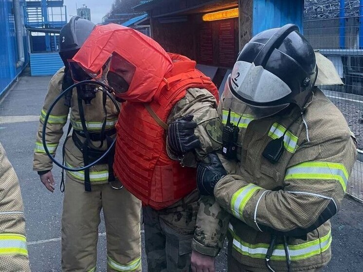 В Мурманске росгвардейцы и спасатели МЧС отработали тушение условного пожара