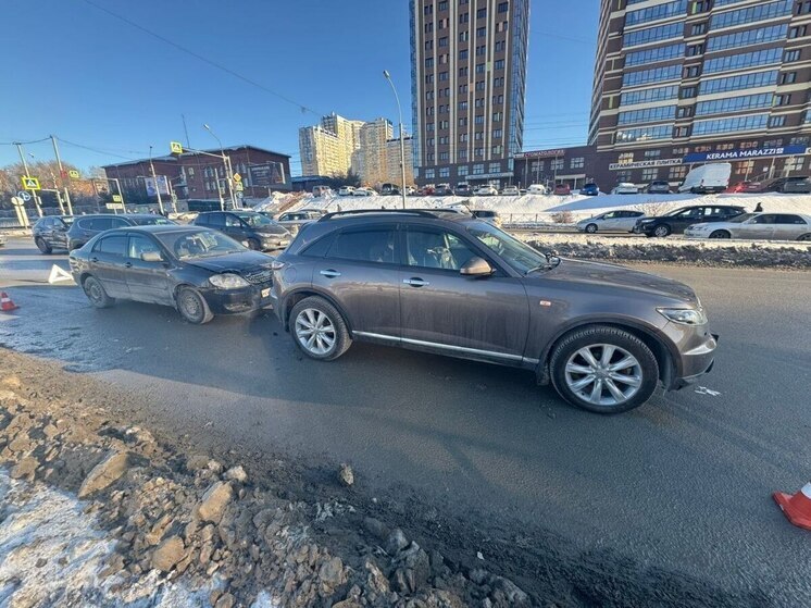 В Новосибирске в результате ДТП на Военной улице пострадал младенец