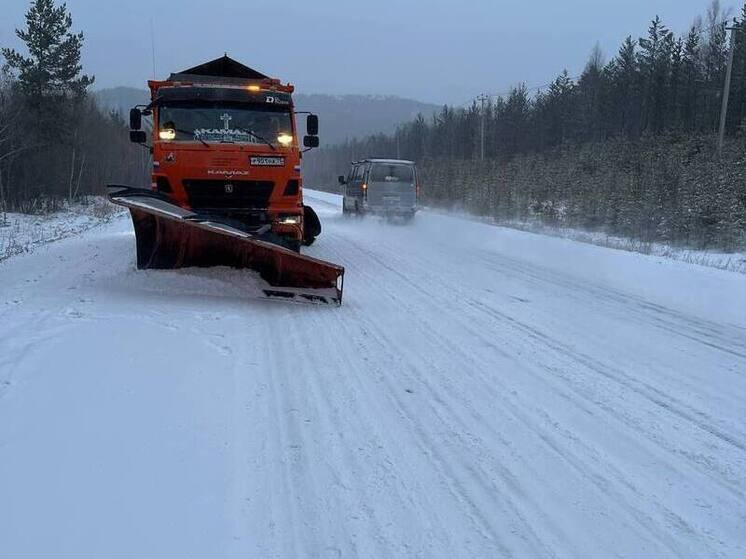 Работы по ликвидации снегопада продолжаются на федеральных трассах Забайкалья