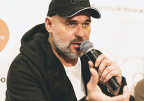 В этом году Максим Аверин отмечает 50-летний юбилей — дату, которая невольно заставляет оглянуться назад, но он делает это по-своему: честно, с самоиронией и прежней, почти мальчишеской верой в театр