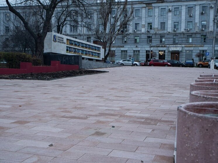 В Курске завершают благоустройство сквера у Главпочтамта