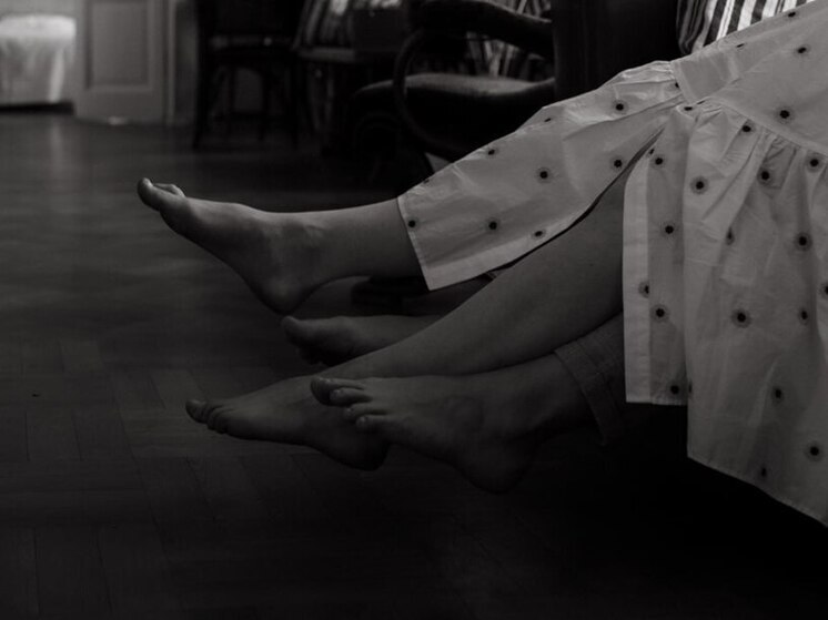 Многие при планировании отпусков на работе пытаются совместить его с отпуском партнера. Правильно ли это? Ведь при обычном графике 5/2 люди не успевают качественно провести время друг с другом по вечерам. С другой стороны постоянное нахождение вместе может подпортить отношения. Как лучше поступать рассказала Милана Соколова, психолог-сексолог, директор центра семейного и сексуального образования.