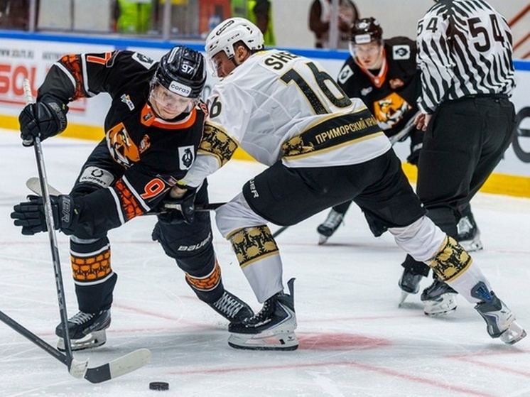 «Адмирал» в Хабаровске обыгрывает «Амур» и сравнивает счет в ДВ-дерби