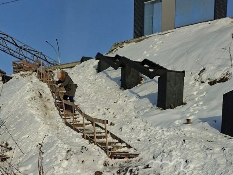 Опасное состояние спуска к ледовому дворцу возмутило кемеровчан