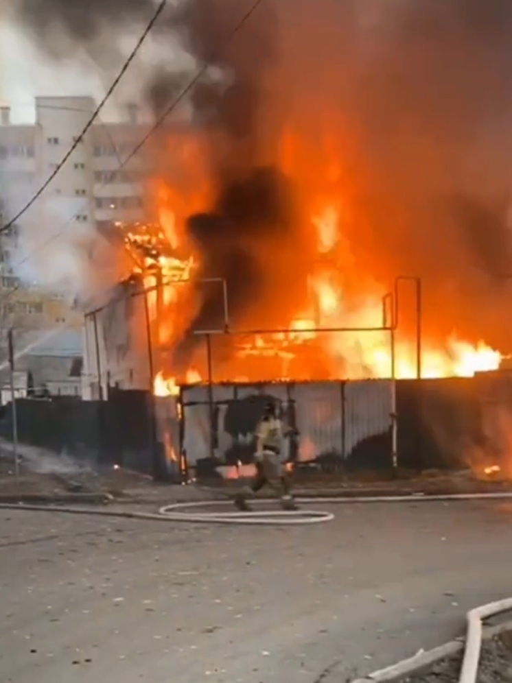 Спасатели ликвидируют крупный пожар в Кургане