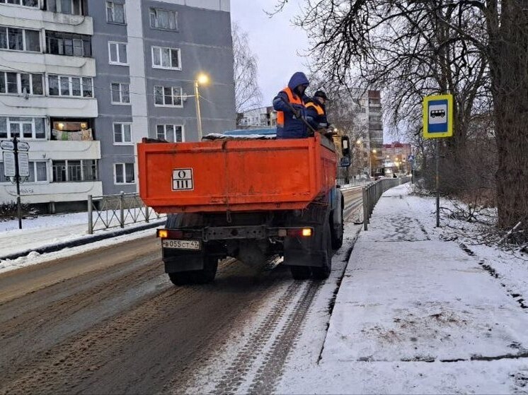 В Тосно обработали дороги антигололедными средствами