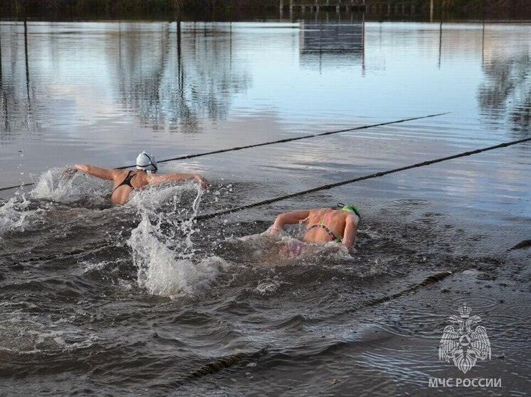 Сотрудница МЧС стала чемпионкой Калининградской области по зимнему плаванию