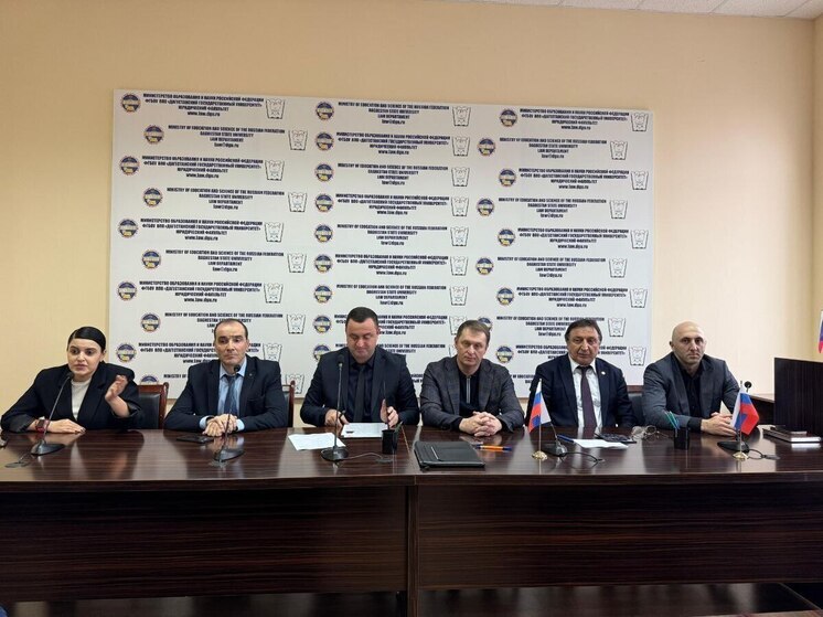 Начальник ЦПЭ МВД по Дагестану рассказали студентам ДГУ, как противодействовать экстремизму в сети