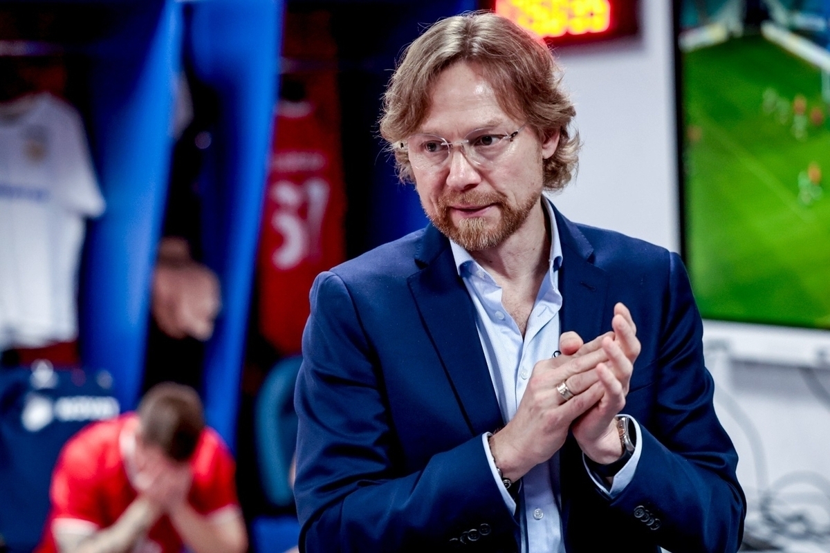 В Сочи сборная России уступила Чили (0:2) в товарищеском матче — первое поражение Валерия Карпина за четыре года на посту главного тренера. После матча он назвал причины — ошибки в обороне и отсутствие реализации моментов. Дивеев, впервые капитан, взял ответственность за первый гол и поблагодарил болельщиков за поддержку на «Фиште».