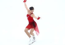 В Москве завершился четвертый этап Гран-при «Золотой конек Москвы». Победу одержала Аделия Петросян, несмотря на падение при попытке четверного тулупа, — остальные элементы она исполнила чисто и обновила личные рекорды. Алина Горбачева после травмы взяла серебро. Ксения Гущина, несмотря на острую боль в спине утром, завоевала бронзу — первую в сезоне. Заключительный этап пройдет в Омске 22–23 ноября, чемпионат России — в Санкт-Петербурге с 17 по 22 декабря.