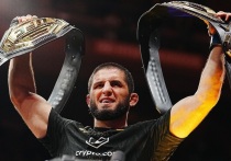 В главном поединке турнира UFC 322, состоявшимся в ночь на 16 ноября, российский боец, экс-чемпион легкого дивизиона Ислам Махачев победил единогласным решением судей австралийца, обладателя титула Джека Делла Маддалену. Махачев стал первым в истории UFC российским бойцом, завладевшим двумя чемпионскими поясами.
После победы западные СМИ по достоинству оценили триумф россиянина.
