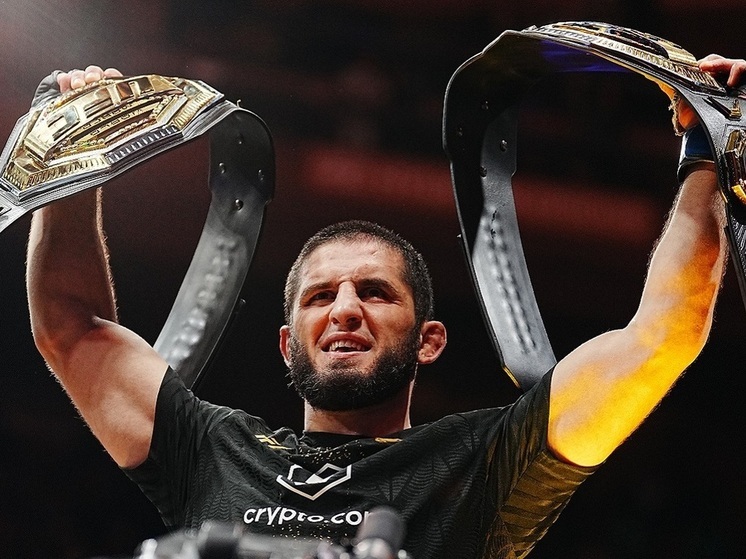 В главном поединке турнира UFC 322, состоявшимся в ночь на 16 ноября, российский боец, экс-чемпион легкого дивизиона Ислам Махачев победил единогласным решением судей австралийца, обладателя титула Джека Делла Маддалену. Махачев стал первым в истории UFC российским бойцом, завладевшим двумя чемпионскими поясами.
После победы западные СМИ по достоинству оценили триумф россиянина.
