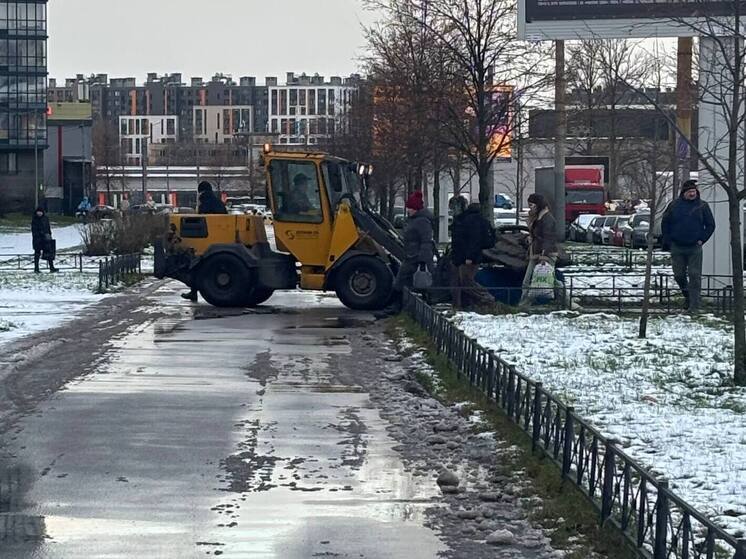 Лужи и мокрый снег убрали с Кушелевской дороги после жалоб петербуржцев