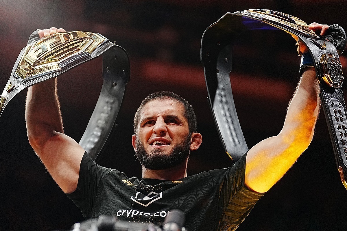 В главном поединке турнира UFC 322, состоявшимся в ночь на 16 ноября, российский боец, экс-чемпион легкого дивизиона Ислам Махачев победил единогласным решением судей австралийца, обладателя титула Джека Делла Маддалену. Махачев стал первым в истории UFC российским бойцом, завладевшим двумя чемпионскими поясами.
После победы западные СМИ по достоинству оценили триумф россиянина.
