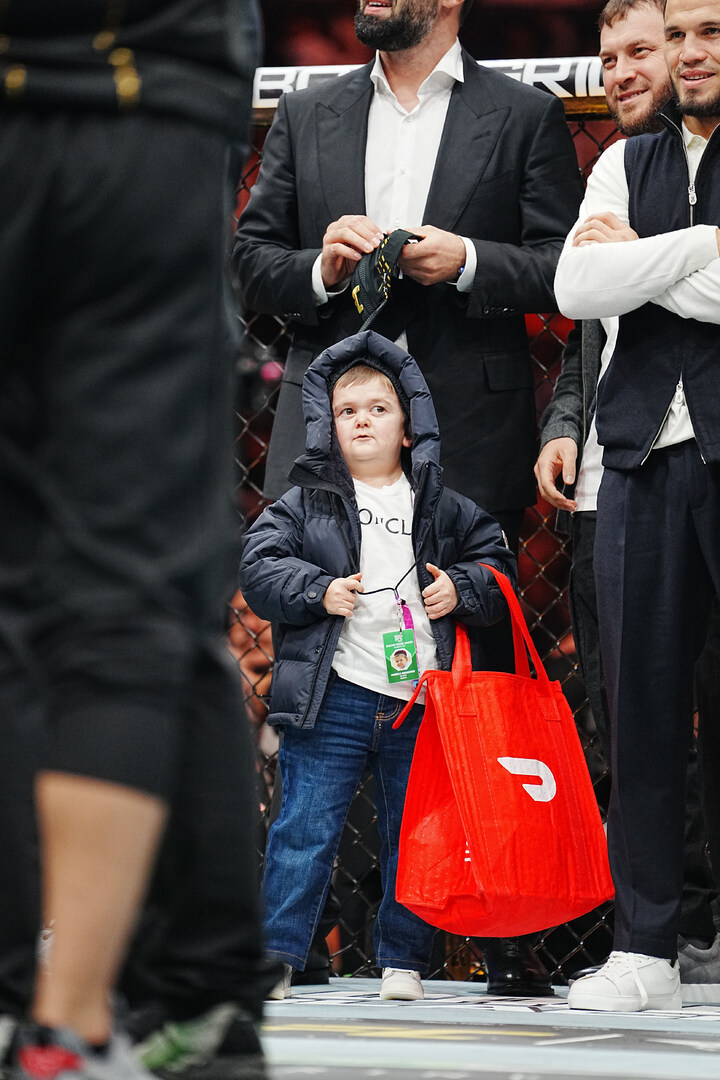 Махачев превзошел Нурмагомедова: западные СМИ об исторической победе россиянина