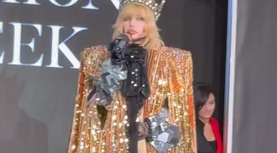 Зверев с короной на голове потряс королевской мантией 