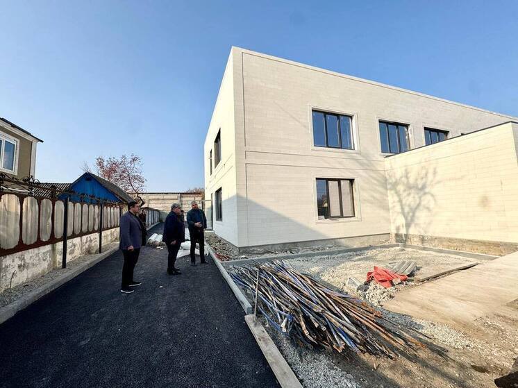 Казбек Коков проверил ход ремонта новой детской поликлиники в Александровке