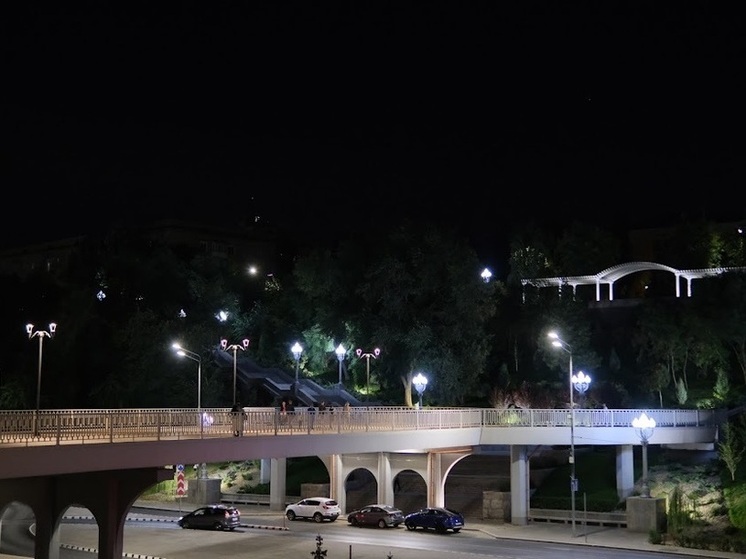  На западе Волгограда «семерка» влетела в бетонное ограждение моста