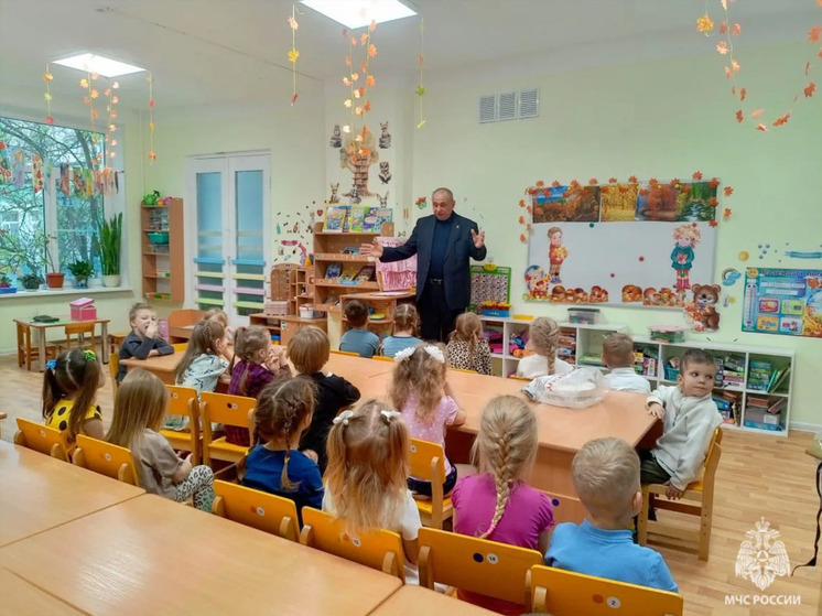 Новгородские дошкольники потушили учебный пожар