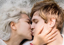 Недавно соцсети просто-таки закипели от высказывания авторитетного гинеколога: мол, в идеале первый сексуальный опыт россиянки должен закончиться беременностью и родами