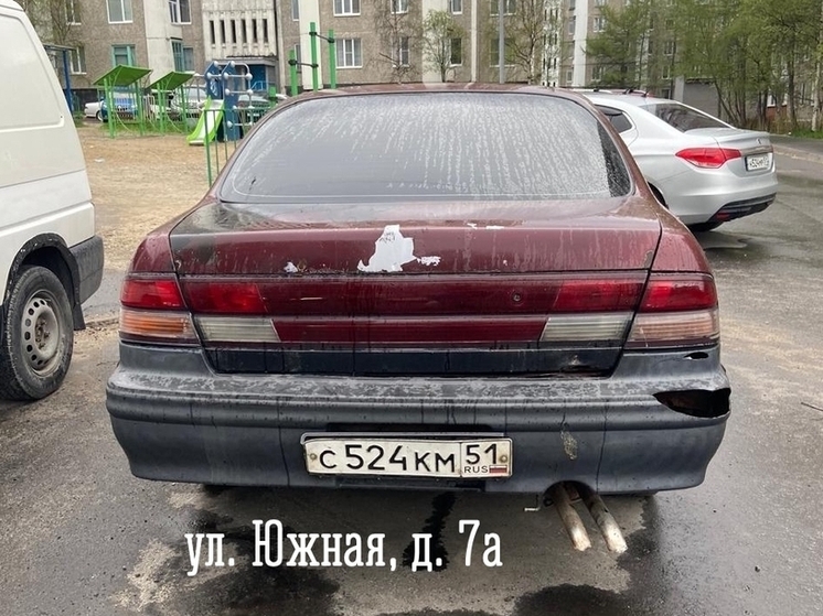 В Оленегорске брошенный автомобиль мешает уборке и проезду спецтехники