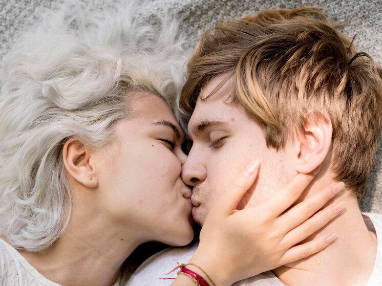 Недавно соцсети просто-таки закипели от высказывания авторитетного гинеколога: мол, в идеале первый сексуальный опыт россиянки должен закончиться беременностью и родами