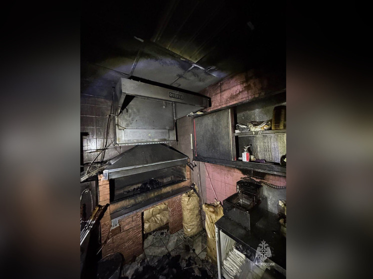 100 человек эвакуировались при пожаре в уфимском кафе - один пострадал