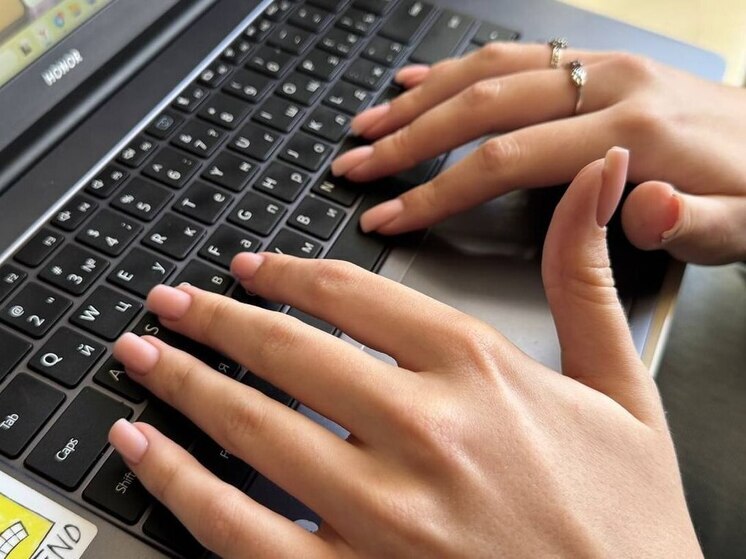 Сопроводительное письмо — это короткое сообщение, которое вы отправляете вместе с резюме, объясняя работодателю, почему именно вас стоит пригласить на собеседование