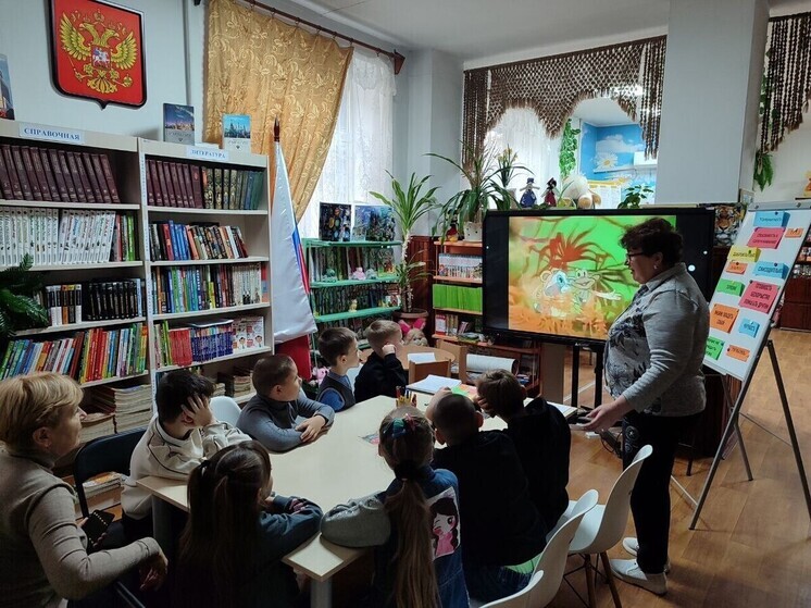 В Токмакской библиотеке прошел час общения ко Дню толерантности