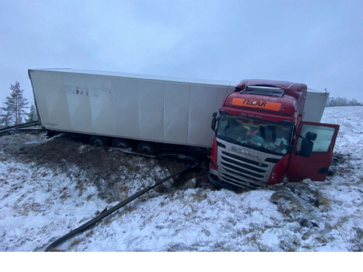 В Кемском районе опрокинулась фура