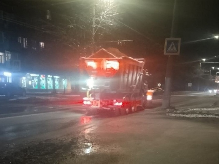 В Иванове на экстренную уборку города выехали 18 КДМ