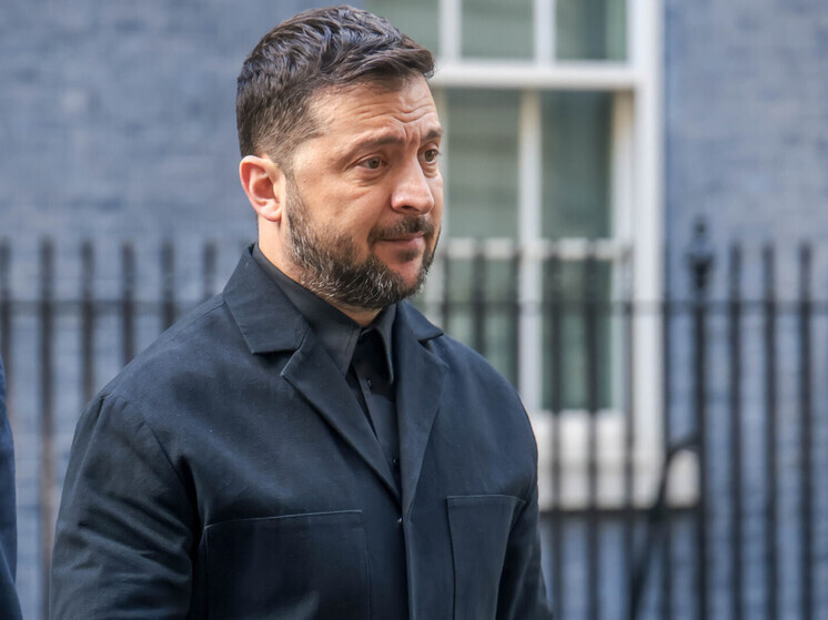 Guardian: Зеленский испытывает давление из-за коррупции перед визитом к Макрону