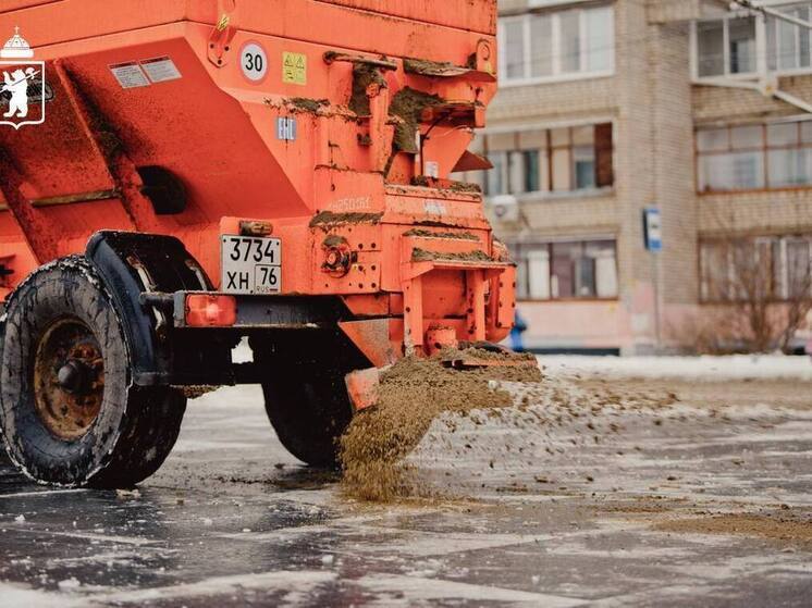 Ярославские дороги начали подсыпать песочком
