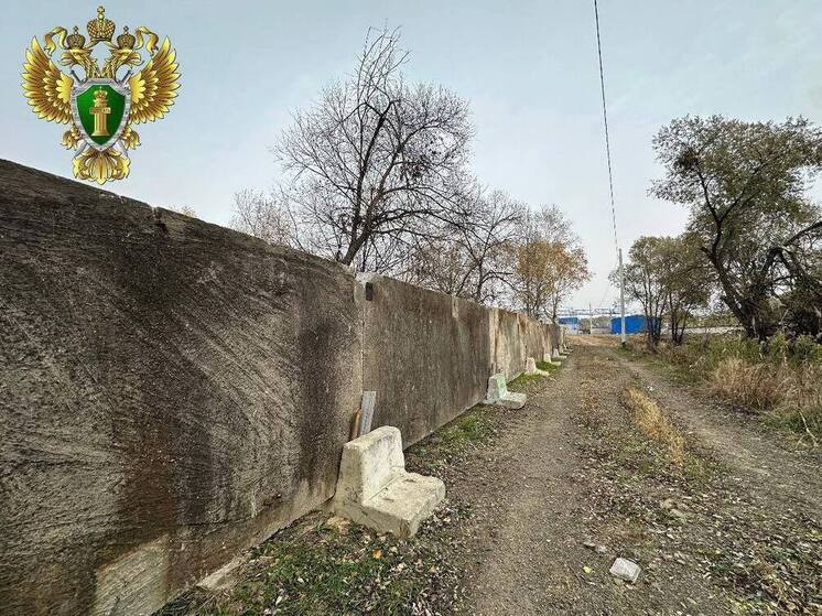 В Хабаровске демонтировали незаконное ограждение после вмешательства прокуратуры