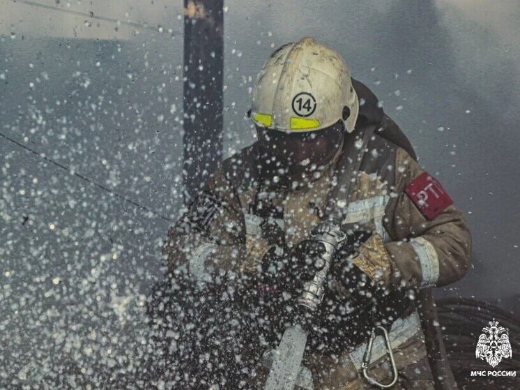 Во Владивостоке пожарные эвакуировали 12 человек из горящей многоэтажки