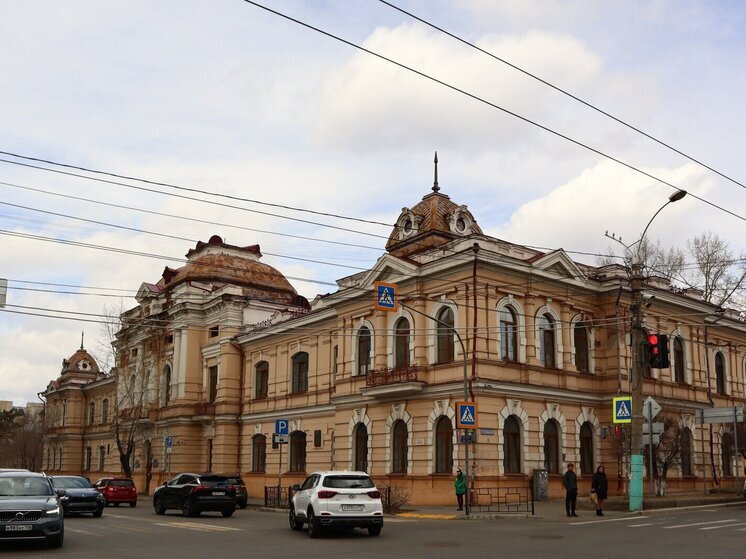 Babr Mash: студентов университета в Чите попросили не курить у стены здания вуза