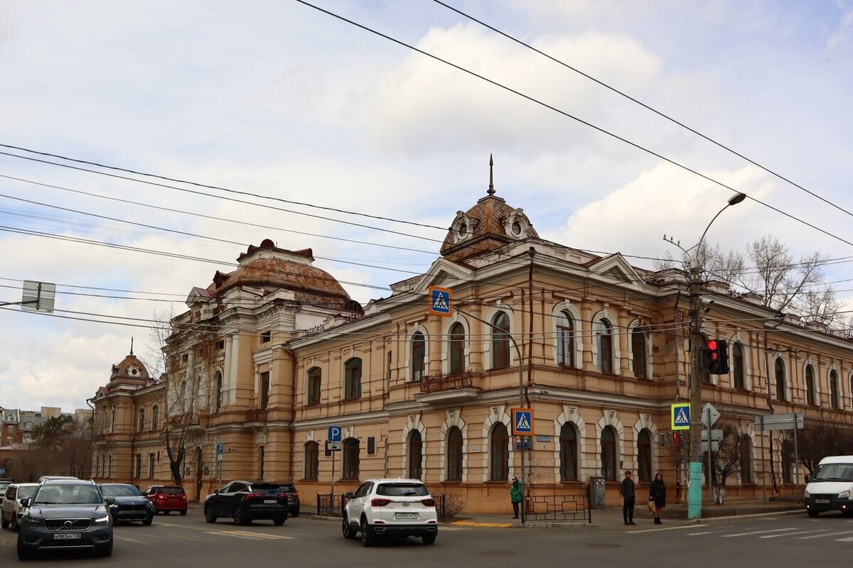 Студентам российского вуза запретили курить из-за угрозы обрушения здания