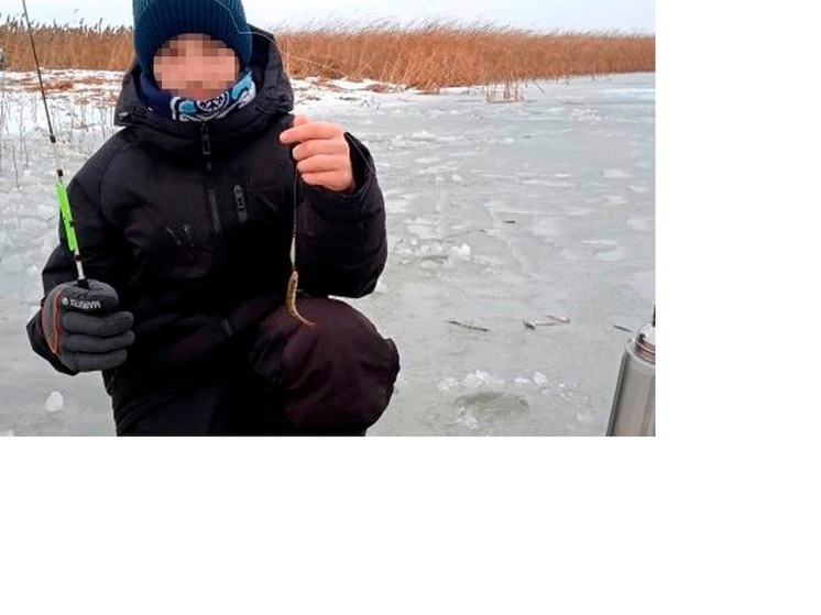 Новосибирский рыбак вызвал шквал критики, выйдя на тонкий лед с сыном