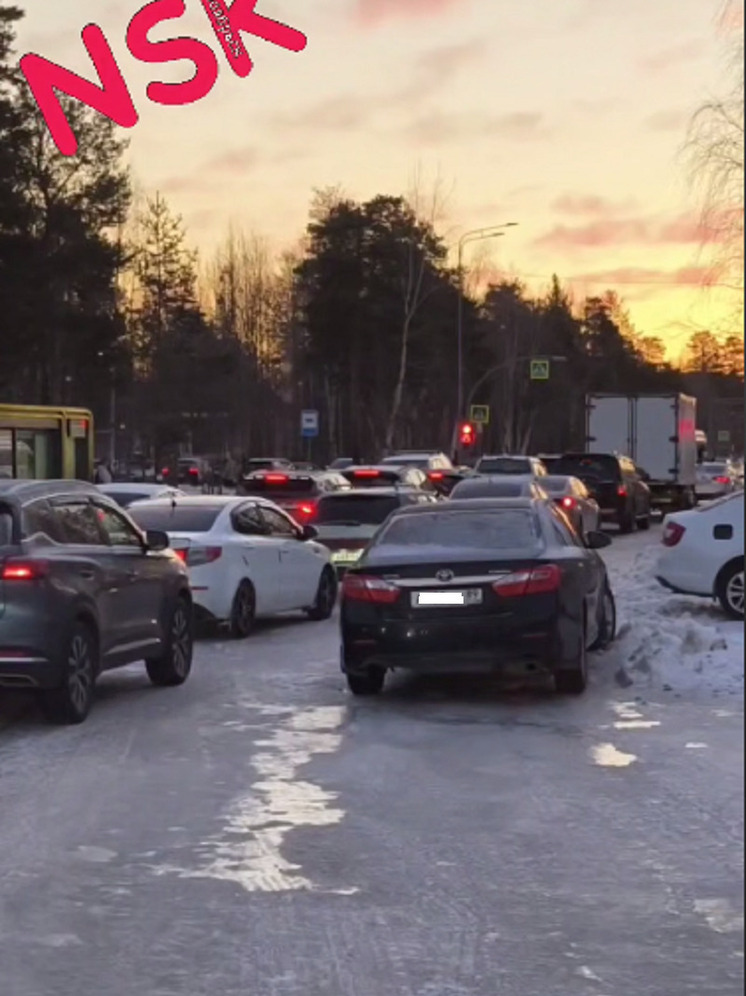 Пробки на дорогах собирает неисправный светофор в Ноябрьске