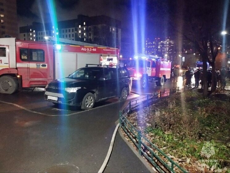 Пожарные спасли подростка из горящей многоэтажки в Челябинске