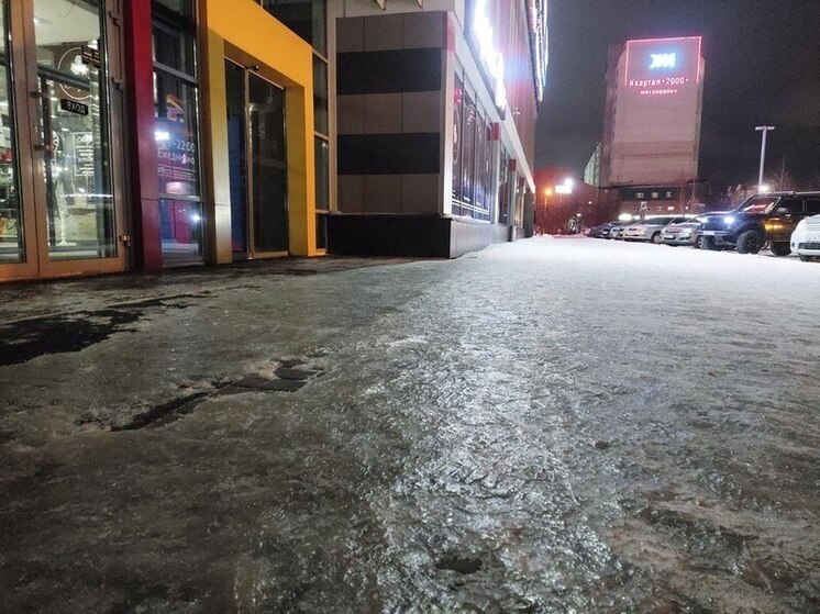 Житель Алтайского края поскользнулся у кафе и получил множественные переломы