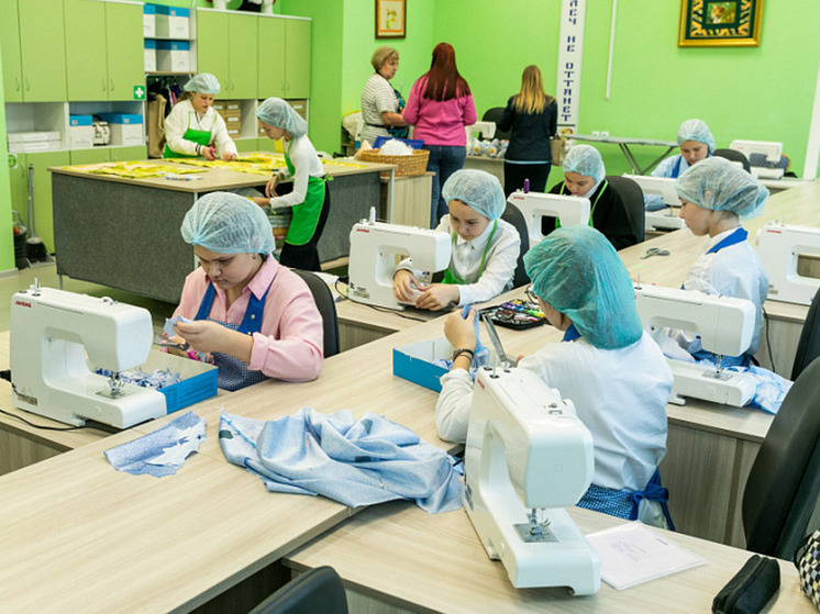 Школьники Сургутского района шьют подушки для бойцов СВО