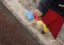 В Новой Зеландии временно закрылись несколько школ, а сотни учебных заведений обратились за консультацией к официальным лицам после того, как в нескольких марках широко используемого цветного песка для игр был обнаружен асбест