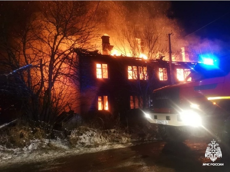 Костромские пожары: минувшей ночью в Шарье сгорел расселенный дом