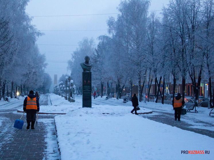 В Кемерове 174 дорожных рабочих и 113 спецмашин убирают гололед с тротуаров